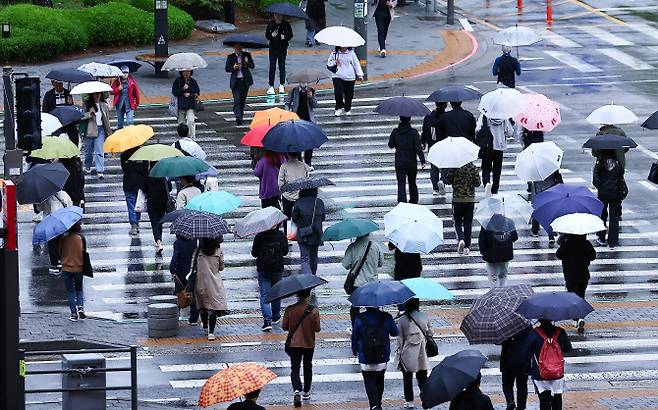 지난 24일 오전 서울 용산역 인근에서 시민들이 우산을 쓰고 출근길에 나서고 있다. (사진=뉴시스)