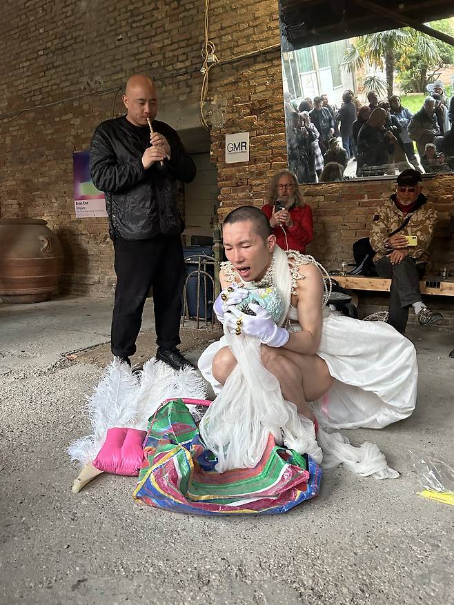 모지민 씨가 지난 19일에서 20일 이탈리아에서 열린 베니스 비엔날레 노마딕 파티에 참여해 '요강'으로 퍼포먼스를 선보였다. (모지민 제공)