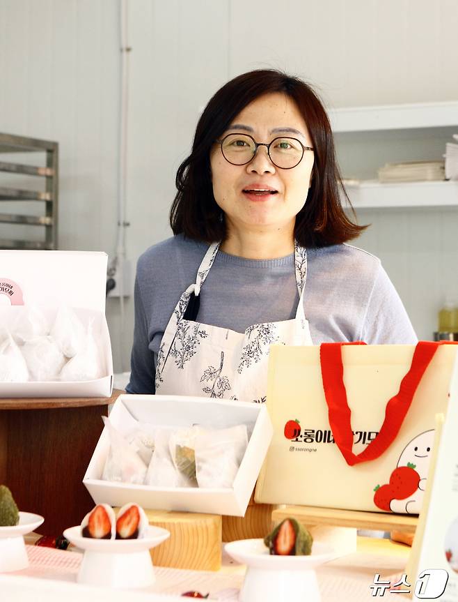 보성 싱싱농원 김소영 대표가 딸기모찌 제품을 소개하고 있다.ⓒ News1