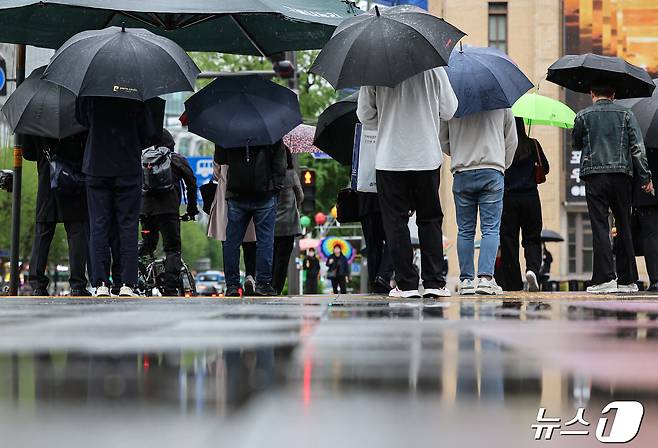 전국 대부분 지역에 비가 예보된 24일 오전 서울 종로구 세종대로사거리에서 우산을 쓴 시민들이 발걸음을 옮기고 있다. 2024.4.24/뉴스1 ⓒ News1 김도우 기자