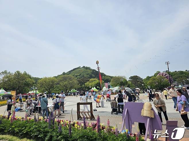 함평나비대축제가 펼쳐지는 전남 함평엑스포공원을 찾은 관광객들이 28일 이른 무더위에도 즐거운 시간을 보내고 있다. 2024.4.28/뉴스1 최성국 기자