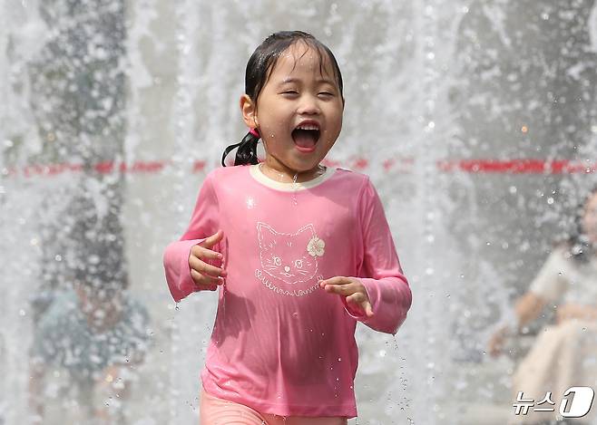 낮 최고기온이 29도까지 오르며 초여름 날씨를 보인 28일 서울 광화문광장 분수대에서 어린이가 물놀이를 즐기며 더위를 식히고 있다. 2024.4.28/뉴스1 ⓒ News1 임세영 기자