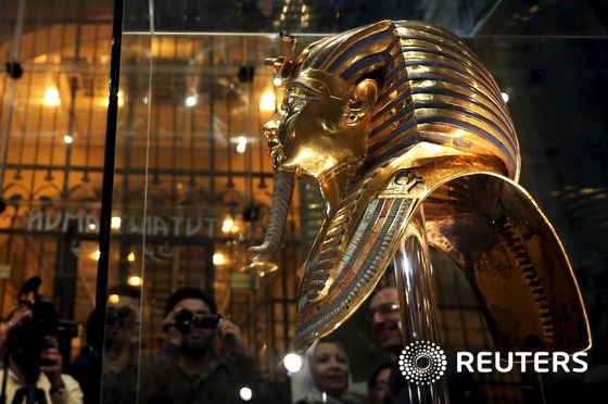 16일 (현지시간) 카이로에 있는 이집트 박물관 유리 상자 안에 최근 복원작업이 끝난 고대 이집트 파라오 투탕카멘의 황금 마스크가 전시되어 있다. ⓒ 로이터=뉴스1 ⓒ News1 우동명 기자