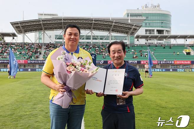 충북 진천군이 2002년 월드컵 4강 신화의 수문장이었던 이운재를 명예대사로 위촉했다.(진천군 제공)/뉴스1