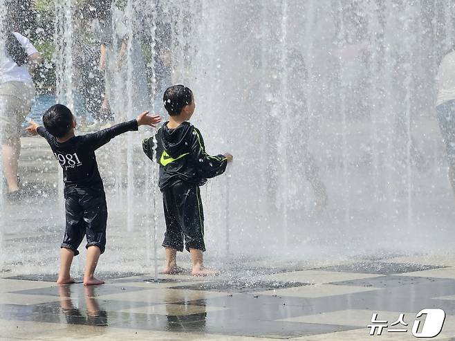 낮 최고기온이 30도 안팎을 기록한 28일 전남 함평나비축제장에서 어린이들이 분수 물놀이를 즐기고 있다. 2024.4.28 ⓒ News1 최성국 기자