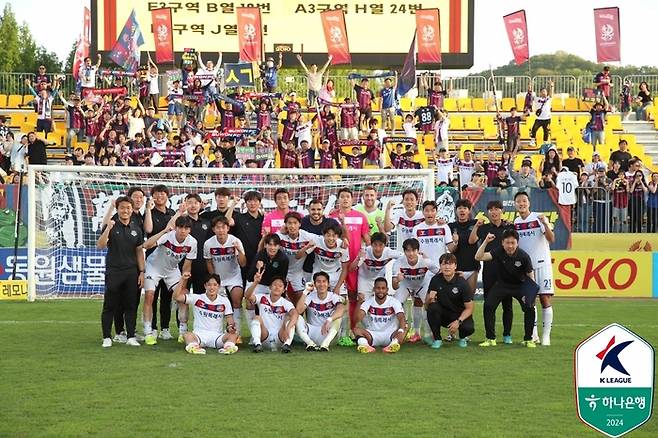 수원FC 선수단이 27일 광주FC전에서 승리한 뒤 단체 사진을 촬영하고 있다.  제공 | 한국프로축구연맹