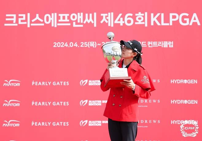 KLPGA투어 시즌 첫 메이저대회 크리스에프엔씨 제46회 KLPGA 챔피언십 우승을 차지한 이정민이 트로피에 입맞춤을 하고 있다. 사진 | KLPGA