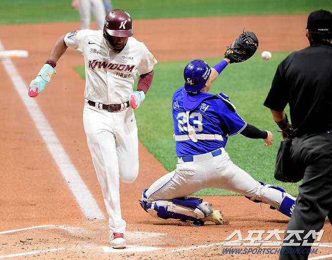 28일 서울 고척스카이돔에서 열린 삼성과 키움의 경기. 1회말 1사 3루 송성문의 희생플라이 때 3루주자 도슨이 홈인하고 있다. 고척=정재근 기자 cjg@sportschosun.com/2024.4.28/
