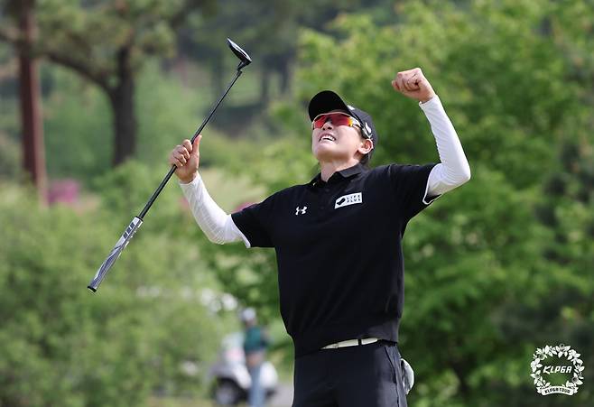 이정민이 크리스에프앤씨 제46회 KLPGA 챔피언십 FR 18번홀 우승 확정후 환호하고 있다. KLPGA제공