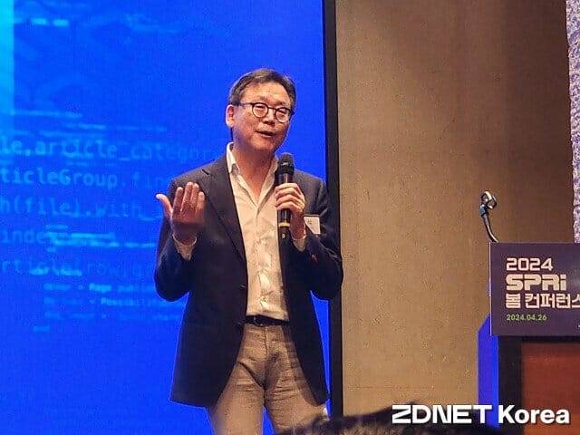 김명식 영국 임페이얼 칼리지 런던 교수가 강연을 하고 있다.