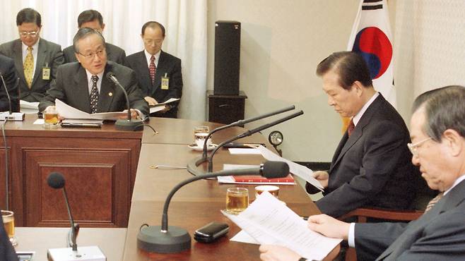 지난 1999년 3월 22일 김대중 대통령이 청와대에서 홍순영 외교통상부장관으로부터 업무보고를 받고 있다. 오른쪽은 김종필 총리./연합뉴스