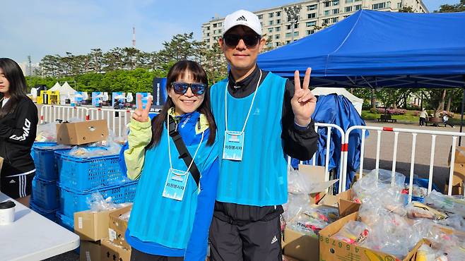 28일 열린 서울하프마라톤에 함께 자원봉사자로 참여한 임채언(오른쪽), 소경구 부부. /박진성 기자