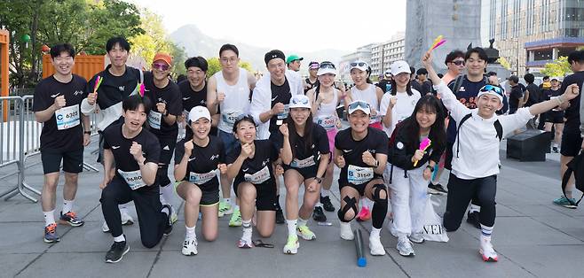 2024 서울하프마라톤에 참가한 서울숲러닝크루(SFRC·@sfrc_runners_)' 멤버들이 출발 전 화이팅을 외치고 있다./고운호 기자