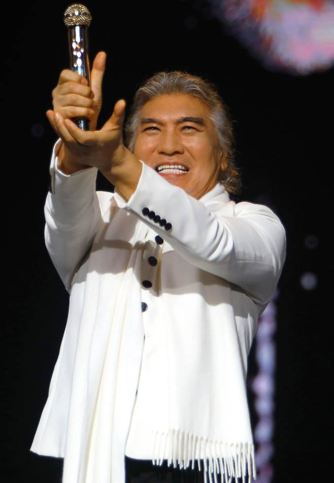 2020년 9월 대구 북구 엑스코 동관에서 열린 콘서트에서 나훈아가 눈물을 글썽이며 마이크를 든 손으로 감사의 뜻을 담은 ‘덕분에’모양을 만들고 있다./예아라 예소리