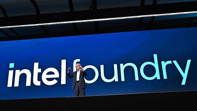 팻 겔싱어 인텔 최고경영자(CEO)가 미국 캘리포니아주 새너제이 맥에너리 컨벤션센터에서 파운드리 공정 로드맵을 발표하고 있다. /인텔 제공