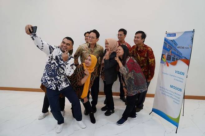 방경만 KT&G 사장이 인도네시아 현지 직원들과 기념사진을 촬영하는 모습.ⓒKT&G