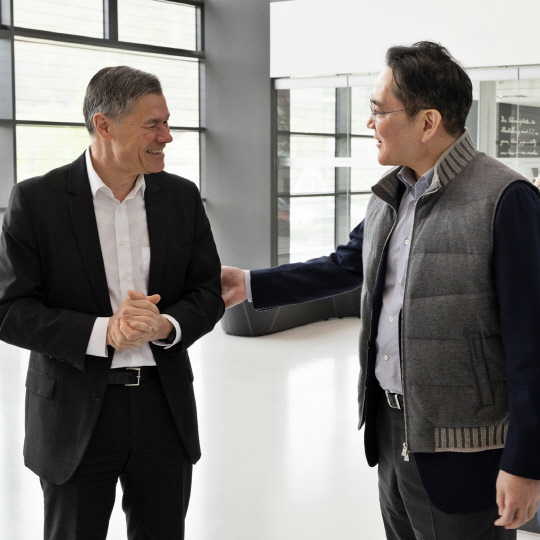 이재용(오른쪽) 삼성전자 회장이 26일(현지 시간) 독일 오버코헨 자이스 본사를 방문한 자리에서 칼 람프레히트 자이스그룹 최고경영자(CEO)와 대화하고 있다. 삼성전자 제공