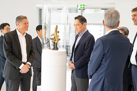 이재용(가운데) 삼성전자 회장이 26일(현지 시간) 독일 오버코헨 자이스 본사를 방문해 자이스 제품을 살펴보고 있다. 삼성전자 제공