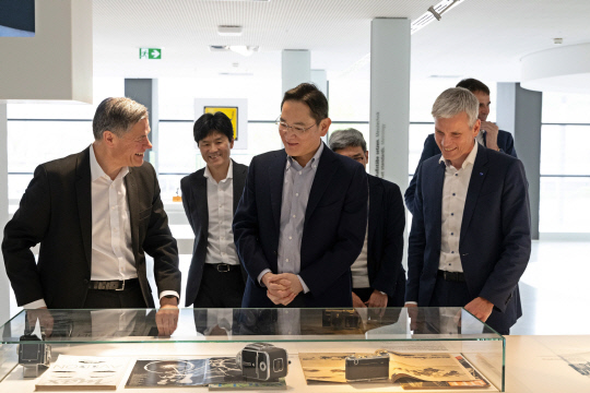 이재용(가운데) 삼성전자 회장이 26일(현지 시간) 독일 오버코헨 자이스(ZEISS) 본사를 방문해 제품을 살펴보고 있다. 삼성전자 제공