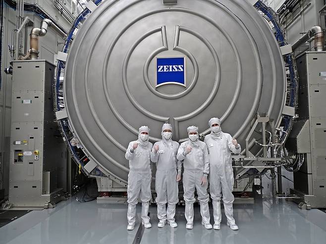 이재용 삼성전자 회장(왼쪽에서 두번째)이 최신 반도체 장비를 살펴본 뒤 칼 람프레히트 자이스 그룹 CEO(왼쪽에서 세번째), 안드레아스 페허 자이스 SMT CEO(왼쪽에서 첫번째)와 함께 기념 촬영했다.(사진=삼성전자)