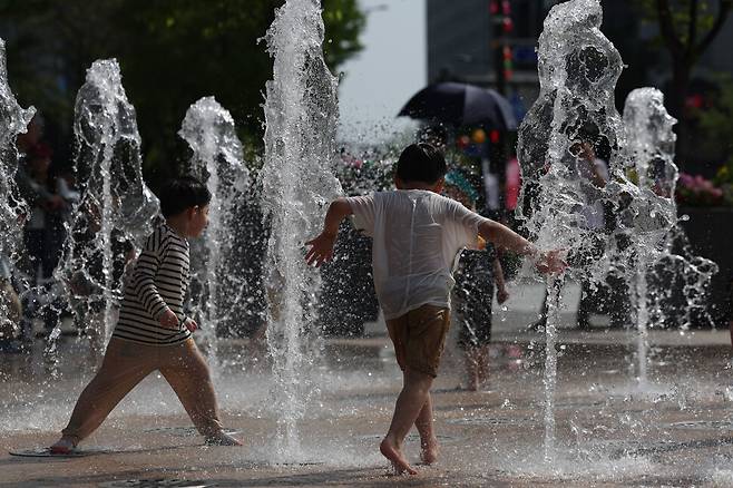 어린이들이 서울광장 분수대에서 물놀이하고 있다. 김영원 기자