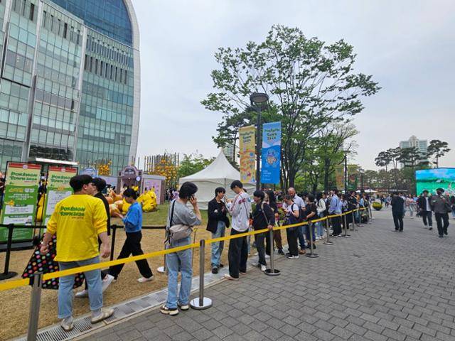26일 서울 송파구 롯데월드몰 아레나광장에서 열린 '포켓몬 타운 위드 롯데' 행사장에 들어가려는 시민들이 순서를 기다리고 있다. 최현빈 기자