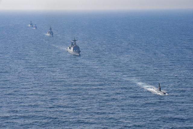 한국과 호주 해군 함정이 지난해 11월 울산 인근 해상에서 연합작전 수행능력 및 상호운용성 강화를 위한 해상 연합훈련을 하고 있다. 오른쪽부터 한국 해군 이종무함, 강감찬함, 호주 왕립 해군 투움바함, 한국 해군 대천함, 경남함. 해군 제공