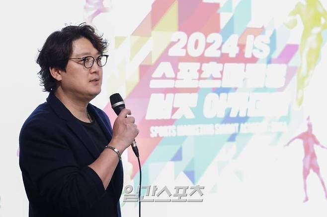 '2024 IS 스포츠 마케팅 써밋 아카데미'가 23일 오후 서울 순화동 KG타워 20층 라운지에서 열렸다. 세 번째 연사로 나온 김선우 MBC 스포츠플러스 야구 해설위원이 '최강야구 최강 해설, 달라진 중계 문화'란 주제로 강의를 하고 있다. 일간스포츠가 산업 발전의 동력인 전문성 있는 리더 발굴·양성에 기여하기 위해 지난해 개설한 'IS 스포츠 마케팅 써밋 아카데미(Sports Marketing Summit Academy: SMSA)'는 올해 '스포츠 마케팅의 넥스트 제너레이션'이라는 대 주제 아래, 더 화려한 강사진과 알찬 강의로 꾸며진다. 지난 16일 첫 강을 시작으로 6월 4일까지 매주 화요일 총 8회 22강으로 진행된다. 서병수 기자 qudtn@edaily.co.kr /2024.04.23/