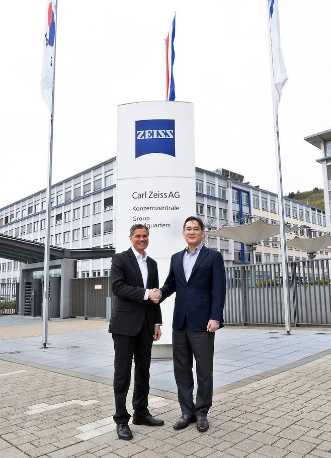 26일 독일 오버코헨 ZEISS 본사를 방문한 이재용 삼성전자 회장이 칼 람프레히트 자이스그룹 CEO와 악수를 하고 있다. 삼성전자 제공
