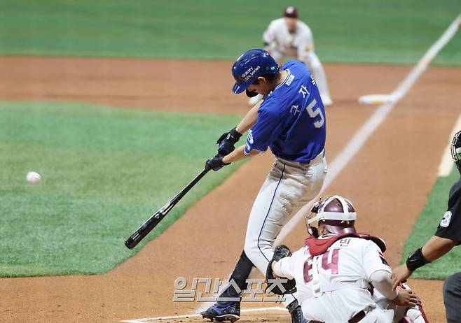 2024 KBO리그 프로야구 키움히어로즈와 삼성라이온즈의 경기가 28일 오후 서울 고척스카이돔에서 열렸다. 1회초 1사 1루 구자욱이 1타점 적시 2루타를 치고 있다. 고척=김민규 기자 mgkim1@edaily.co.kr /2024.04.28/