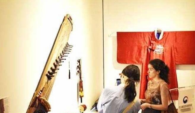 주스페인문화원과 주오스트리아문화원이 국립국악원과 함께 이달부터 '임인진연도병풍'을 주제로 한국음악특별전시 '조선왕실의 춤과 음악'을 개최하고 있다. (문화체육관광부)