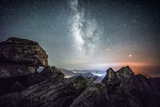 해발 1312m 강원 태백시 함백산 은하수길에선 은하수를 감상할 수 있다. 사진 태백시