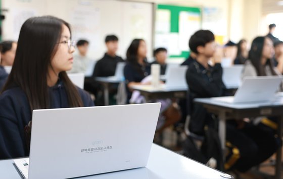 전북 지역 한 고등학교에서 학생들이 스마트 기기를 활용해 수업을 받고 있다. 사진 전북특별자치도교육청
