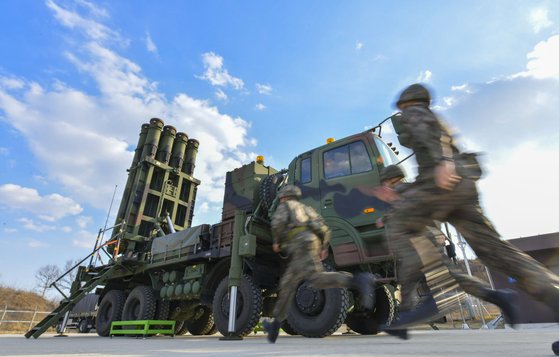 지난달 19일 경북 북부지역에 배치된 공군의 천궁Ⅱ 포대 장병들이 발사대 작동 절차를 훈련하기 위해 뛰어가고 있다. 사진 공군