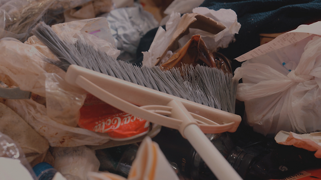 실제 청소 현장에서 발견된 빗자루