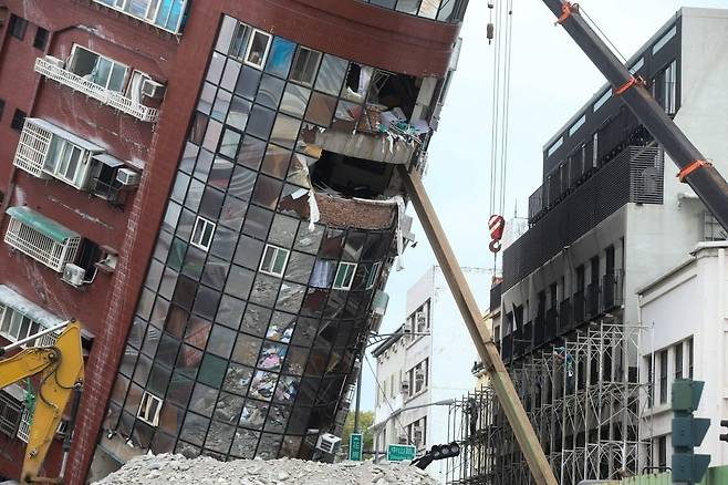 5일 강진 피해를 입은 대만 동부 화롄 지역의 한 건물이 철거되고 있다. /사진=연합뉴스