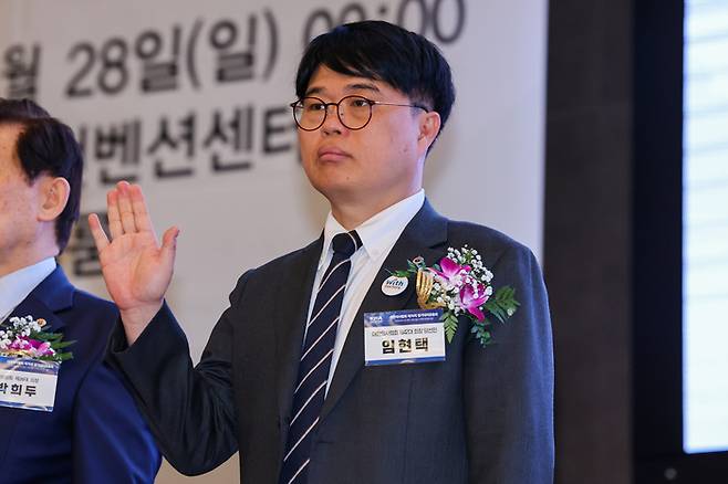 임현택 대한의사협회 회장 당선인이 28일 서울 서초구 더케이호텔에서 열린 대한의사협회 제76차 정기대의원 총회에서 의사윤리강령 선서를 하고 있다. 연합뉴스