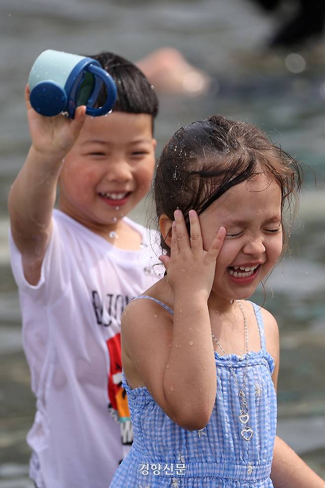 어린이들이 서울 영등포구 여의도 물빛광장에서 서로 물을 뿌리며 즐거워하고 있다.
