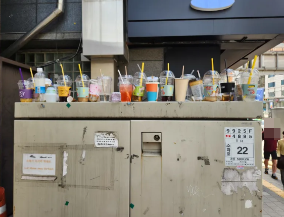 변압기 위에 가득한 음료수 컵. 온라인 커뮤니티 캡처