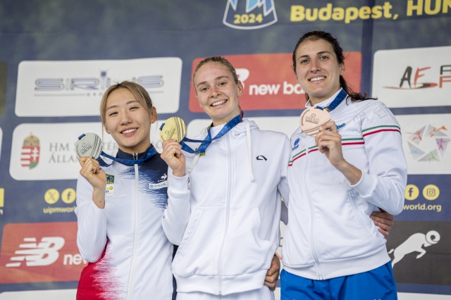 성승민(왼쪽)이 28일(한국시간) 헝가리 부다페스트에서 열린 2024 UIPM 월드컵 3차 대회 여자 개인전 결승에서 합계 1427점으로 은메달을 따낸 뒤 기념촬영하고 있다. 대한근대5종연맹 제공