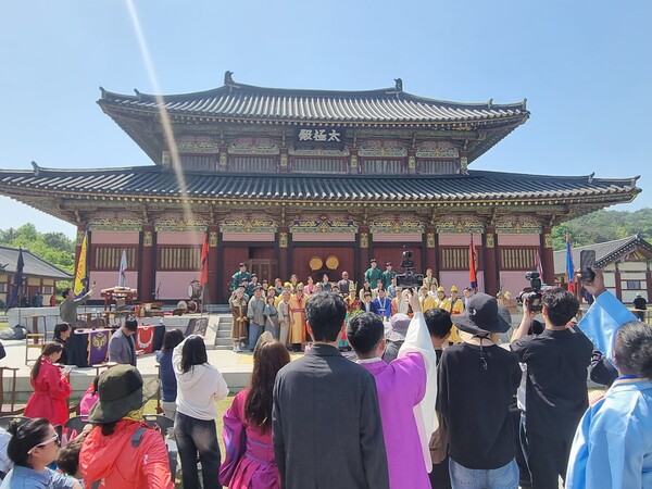 실제 커플인 신랑 심성보(36·한국) 씨와 허신부 추아완잉(36·싱가포르) 씨가 왕궁결혼식을 한 후 기념촬영을 하고 있다. /이수경 기자