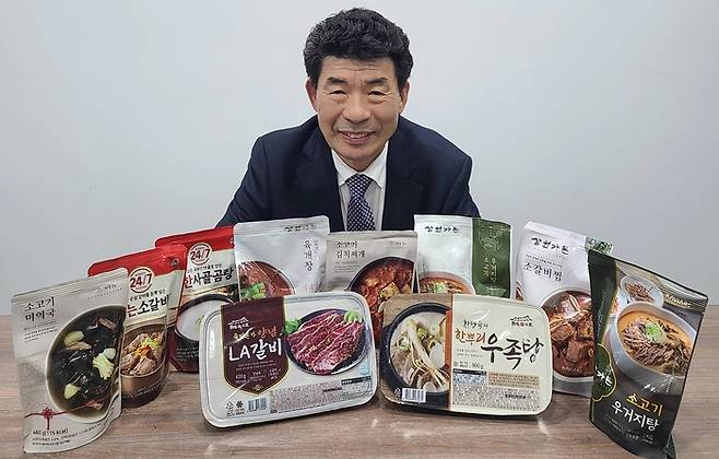 이재만 미트프라자 회장이 미트프라자가 직접 개발·생산하는 여러 제품을 소개하고 있다. [신수현 기자]