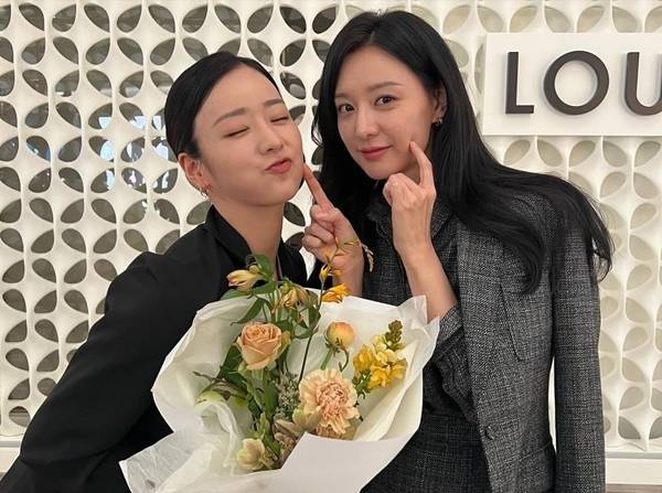 tvN 토일드라마 ‘눈물의 여왕’이 김수현과 김지원이 연기한 백현우와 홍해인의 아이까지 낳으며 완벽한 행복을 찾아가는 해피엔딩으로 막을 내렸다.  / 사진 = 윤보미 SNS