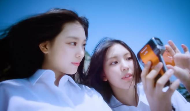 지난 27일 공개된 뉴진스 신곡 '버블검'이 공개 하루 만에 유튜브 조회수 1000만 이상을 기록했다./사진=HYBE LABELS 뉴진스 Bubble Gum 뮤직비디오 캡쳐