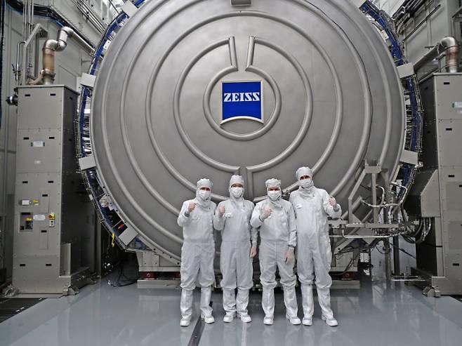 이재용 삼성전자 회장(왼쪽에서 두번째)이 최신 반도체 장비를 살펴본 뒤 칼 람프레히트 자이스그룹 CEO(왼쪽에서 세번째), 안드레아스 페허 자이스 SMT CEO(왼쪽에서 첫번째)와 함께 기념 사진을 찍고 있다. /사진=삼성전자