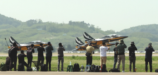 F-4E 팬텀 고별식을 취재하기위해  홍콩, 대만, 일본 등  전세계 스포터(spotter)들이 27일 수원비행장에 운집해 대구령 렌즈로 촬영에 열을 올리고 있다. 디펜스타임즈 제공