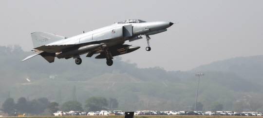 27일 수원비행장에서 저고도 시범비행을 펼치는  F-4 팬텀. 디펜스타임즈 제공