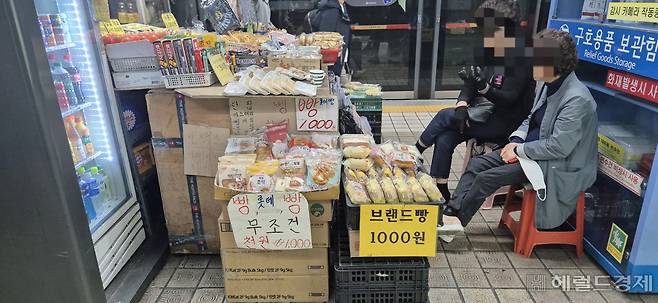 서울 동대문구 청량리역 역사 내에서 빵을 1000원에 판매하고 있다. 김용재 기자