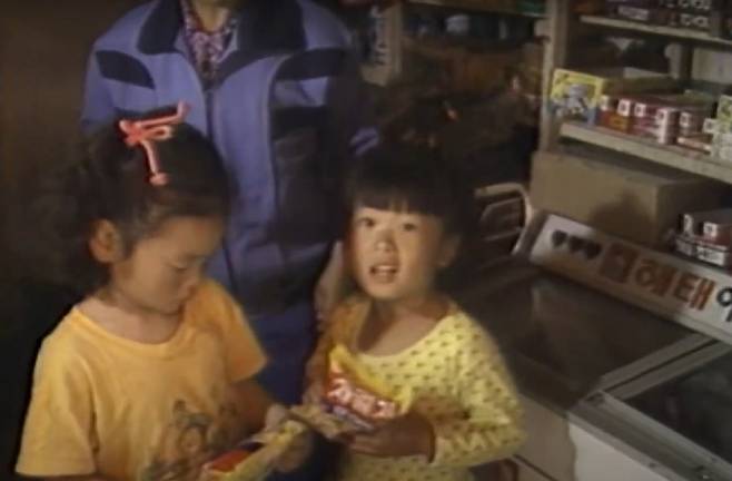 옛날 구멍가게에서 과자를 고르는 아이들. [유튜브 갈무리]