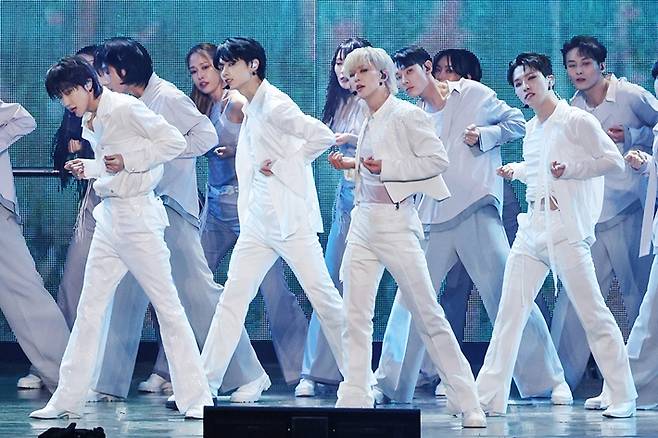 세븐틴 퍼포먼스팀이 신곡 '스펠' 무대를 하는 모습. 플레디스 엔터테인먼트 제공